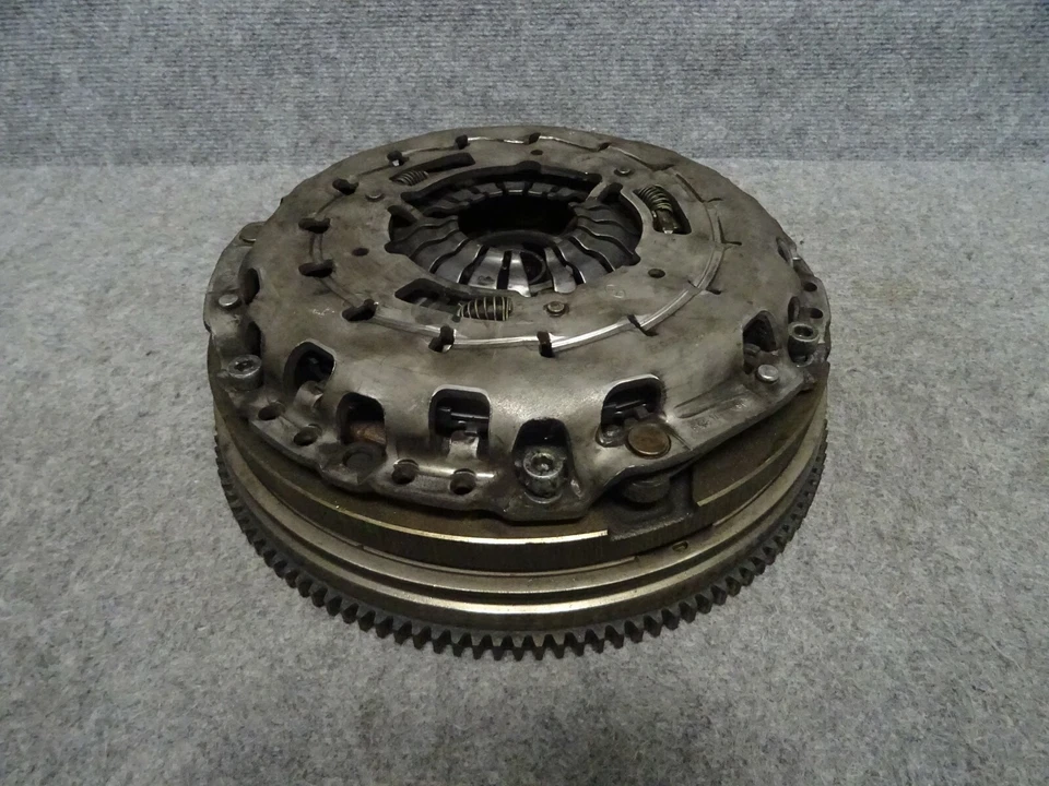 Kupplung BMW F20 F22 F30 F31 F32 F36 LCI 1.6i 1.8i Twin Mass Flywheel Schwungrad - Image 1 of 4