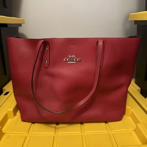 Borsa Coach in vera pelle con zip e tracolla rossa larga 16" - Foto 1 di 4
