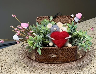 Felt Mice Couple Hearts Basket Decor Display antique Dish Primitives By Kathy - Image 1 of 4