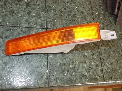 Luz de señal de giro del parachoques inferior delantero izquierdo OEM 90-94 Lexus LS400 XF10 50-6 Koito  Foto 1 de 4