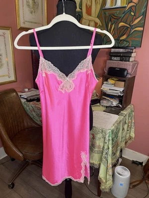 Mini Vestido sin Mangas Victorias Secret Rosa Encaje Recortado. Talla pequeña. Venta al por menor $78 Foto 1 de 4