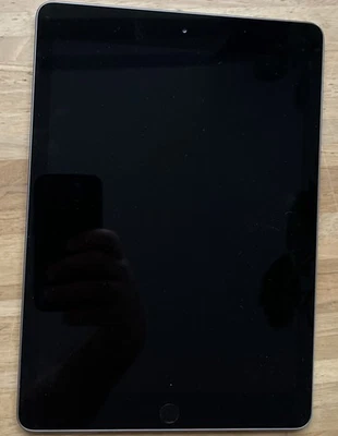Apple iPad 6. Gen. 32GB, WLAN, 24,64 cm, (9,7 Zoll) - Spacegrau - Bild 1 von 3