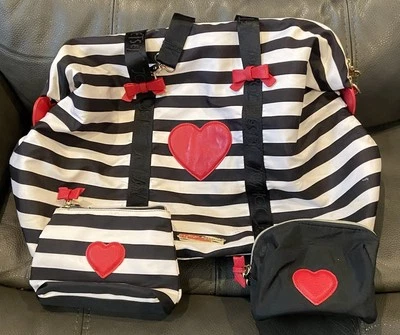 Betsey Johnson Juego de Viaje de Fin de Semana de Satén a Rayas Negro Blanco Foto 1 de 4