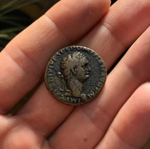 ESCASA MONEDA ROMANA ANTIGUA AE como emperador domiciano 81ad minerva ric87 9,5 g + billete - Imagen 1 de 4