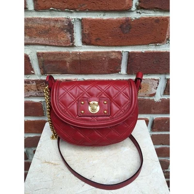 MARC JACOBS Bolsa Transversal de Couro Acolchoado Vermelho Dourado - Imagem 1 de 4
