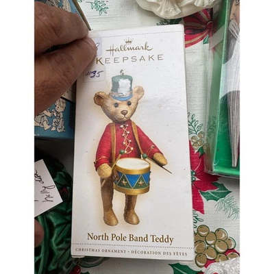Adorno de estatuilla de oso de peluche banda polo norte Hallmark de 3,5" Foto 1 de 2