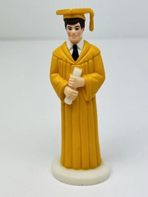 Винтажный пластиковый торт Топпер мужской мальчик каштановые волосы выпускник желтый платье 4-3/4" - Изображение 1 из 4