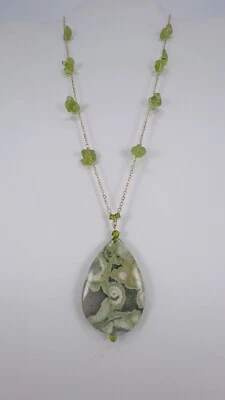 Collar colgante de riolita selva tropical Athena Designs, astillas de peridoto, cadena de 14 kGP Foto 1 de 4