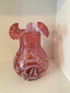Fenton Daisy and Fern Cranberry Pink Opalescent Ruffled 9 inch Vase Vintage - Picture 1 of 8