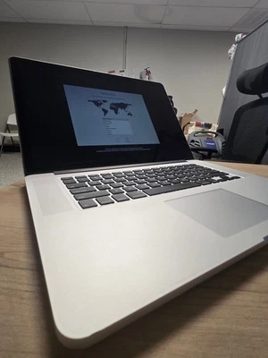 Apple MacBook Pro (A1398), Inel i7, 8GB RAM, 256GB SSD, bundled with charger - Image 1 of 4