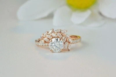 Impresionante anillo deslumbrante de diamantes simulados de corte redondo de 1,90 quilates enchapado en oro rosa de 14 k Foto 1 de 4