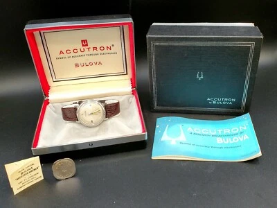 BULOVA ACCUTRON 1960-Х ВИНТАЖНЫЙ ПОЛНЫЙ КОМПЛЕКТ С ВНЕШНЕЙ КОРОБКОЙ, ВНУТРЕННЕЙ КОРОБКОЙ И ДОКУМЕНТАМИ! - Изображение 1 из 4