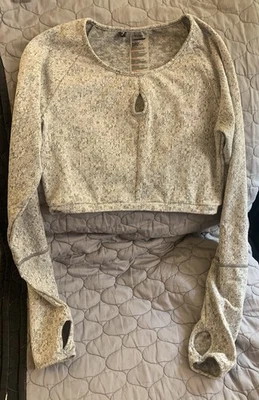 女式 Gymshark 灰色裁剪长袖锻炼上衣,尺寸 M — 第 1/4 张图片