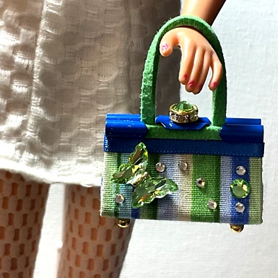 "Único bolso para muñeca Barbie verde y azul para muñecas de moda de 11"" diseñado por Bee" Foto 1 de 4