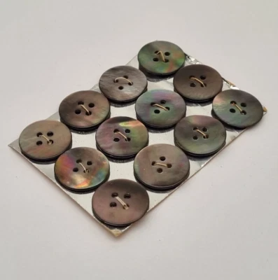 12 grau schillernde Perlmutt 4-Loch Knöpfe 16 mm / Mother-of-Pearl Button E3 - Bild 1 von 2