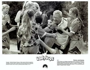 Foto de colección 1992 Roger Dangerfield y escena de filmación del elenco en la película "Ladybugs" - Imagen 1 de 2