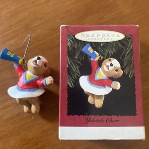 DE COLECCIÓN SELLO RECUERDO ADORNO "YULETIDE CHEER" ANIMADORA 1996 USADO EN EXCELENTE ESTADO - Imagen 1 de 6