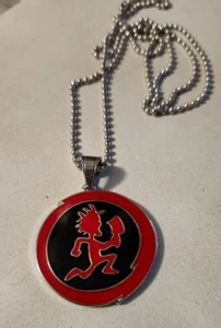 Nuevo-ICP "Hatchetman In-Side" colgante/30" cadena bola. metal/esmalte rojo y negro - Imagen 1 de 7