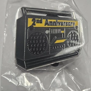 Hard Rock Seminole Gaming 2nd Anniversary Employee Service Pin - Brandneu - Bild 1 von 2
