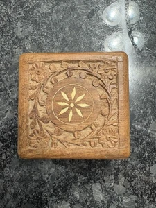 Caja de recuerdo de baratija de joyería de madera tallada a mano de colección con incrustaciones florales India - Imagen 1 de 8