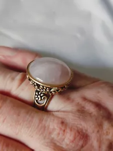 Anillo vintage de cuarzo rosa con piedras preciosas de diseñador para fiesta de cóctel. Intrincada banda dorada - Imagen 1 de 12