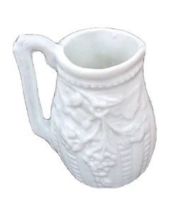 Jarra miniatura vintage brillante con arco floral de cerámica blanca impresa 2 1/2 pulgadas h - Imagen 1 de 4