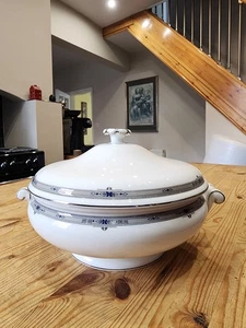 Wedgwood AMHERST lidded tureen - Picture 1 of 2