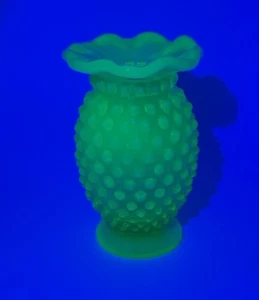 Fenton grün opalisierend Nagel Tri Corner Mini Knospe Vase Uran Vintage 3,75" - Bild 1 von 7