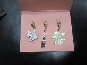 Prada Beauty 3 Piezas Logotipo y más Conjunto de Dijes Original Nuevo Coleccionista Cartera Clips - Imagen 1 de 5