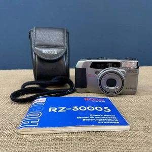RICOH RZ-3000S DATE - FOTOCAMERA PELLICOLA 35 MM PUNTA E SCATTA ARGENTO - CON CUSTODIA E MANUALE - Foto 1 di 12