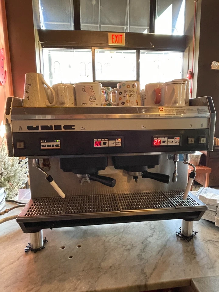 Cafetera espresso comercial UNIC usada grupo 2 en buen estado de funcionamiento Foto 1 de 1