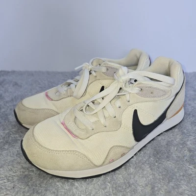 Zapato para correr Nike Venture para mujer 8,5 leche de coco curry ligero correr caminar Foto 1 de 4