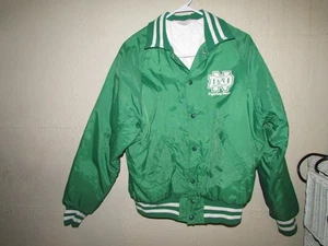 CHAQUETA SIOUX DE LUCHA DE COLECCIÓN UNIVERSIDAD DEL NORTE DE DAKOTA PARA HOMBRE ABRIGO MEDIANO - Imagen 1 de 5