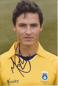 HAMPSHIRE * MICHAEL ROBERTS SIGNED 6X4 PORTRAIT PHOTO+COA - Picture 1 of 1