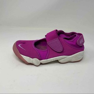 nike split toe trainers