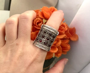 GORGEOUS VINTAGE MODERNIST 925 SOLID STERLING SILVER GARNET DOME RING SIZE Q 8 - Picture 1 of 16