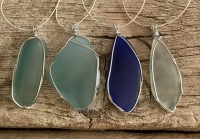 Lote de 4 piezas collares colgantes envueltos en alambre de plata de vidrio de playa de mar Foto 1 de 2