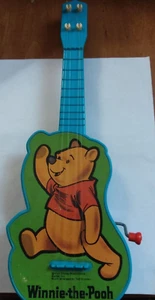 Guitarra de colección Winnie the Pooh Mattel fabricante de música juguetes Walt Disney Productions - Imagen 1 de 3