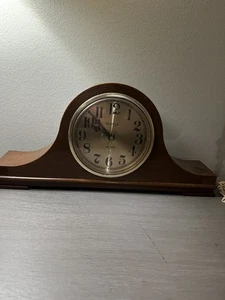 Vintage Spartus Quartz Faux Wood Battery Operated Mantel Clock USA - Picture 1 of 11