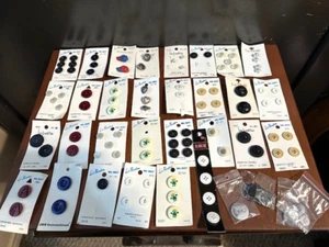 Vintage Lot Of Crafty Sewing Buttons 30 Cards 100 Buttons Total - Picture 1 of 5