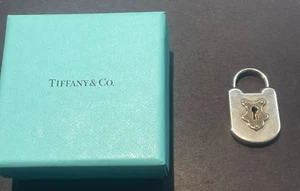 Dije de candado Tiffany & Co plateado con bloqueo de arco - esterlina - 18 k - Imagen 1 de 6