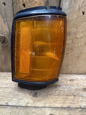 转角灯 信号灯 适合丰田 Hilux 拾音器 4Runner 1984-86 黑色 原始设备制造商 右 — 第 1/4 张图片