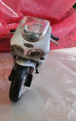 MODELLINO  TRIUMPH DAYTONA 955i - SCALA 1:18  NUOVO  - Immagine 1 di 3