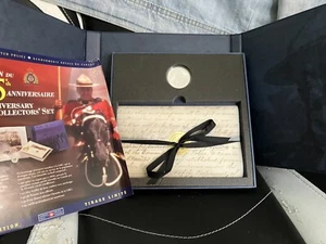 1998 ROYAL CANADIAN MONTED POLICE SET REGALO con FOGLIE E FRANCOBOLLI IN ACERO ARGENTO PRIVATO - Foto 1 di 22