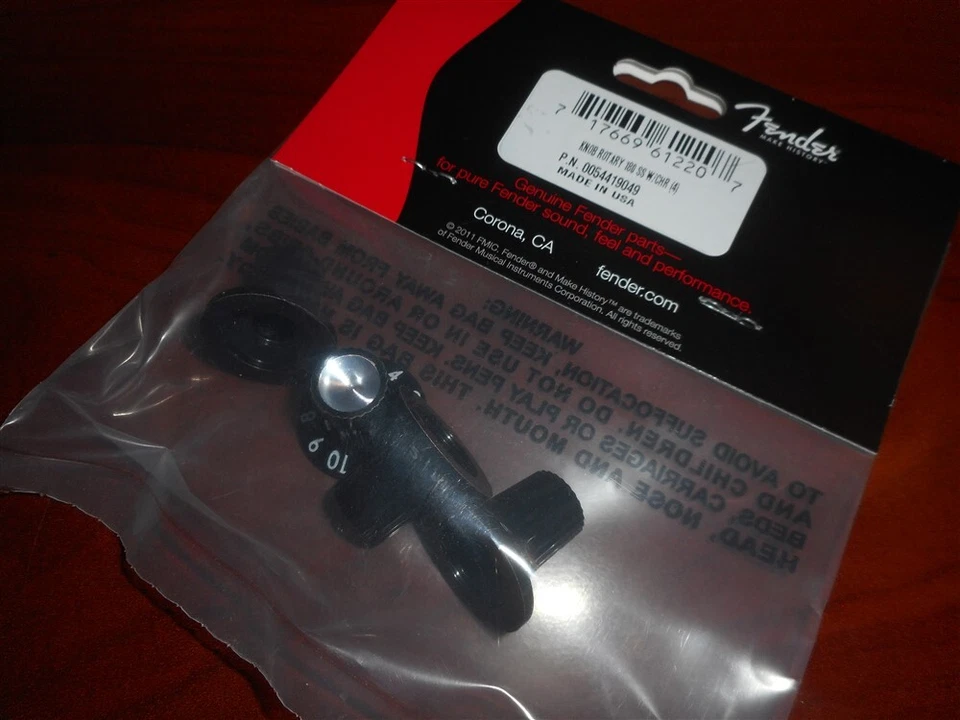 NUEVO Fender con faldón (1-10) perillas de amplificador push-on (4) - NEGRO/PLATEADO Foto 1 de 1