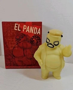 LOTE # 674 de juguete de vinilo artístico de diseñador El Panda Brilla en la Oscuridad Muttpop Frank Kozik - Imagen 1 de 20