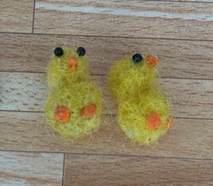 Par de pollitos de fieltro miniatura para casa de muñecas, hechos a mano - Imagen 1 de 3
