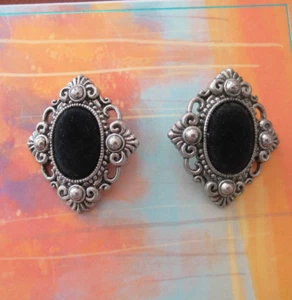 Juego de dos (2) botones camafeo ornamentados textura aterciopelada plata y negro 1,75" - Imagen 1 de 6