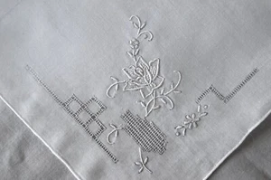 PAÑUELO HANKY DE COLECCIÓN BLANCO BRILLANTE BORDADO FLORAL PUNZÓN NUNCA USADO - Imagen 1 de 3