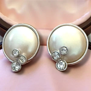 Monet Ohrringe Clip On runde Kunstperle mit Strass silberfarben signiert - Bild 1 von 9